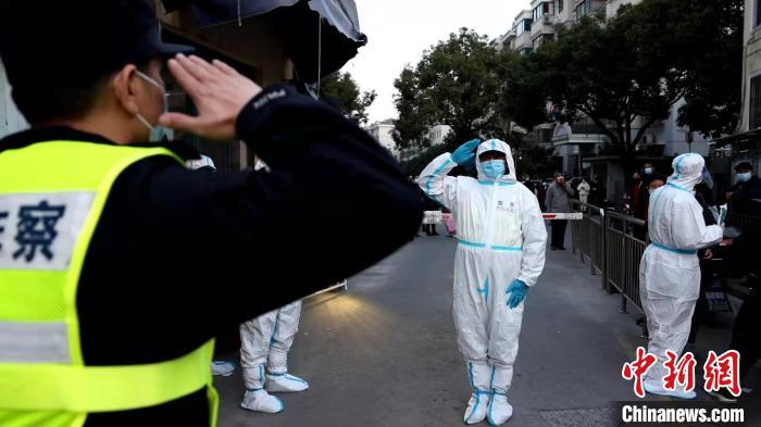 上海浦东一小区列为中风险地区:从警26年的社区民警变身“大白”