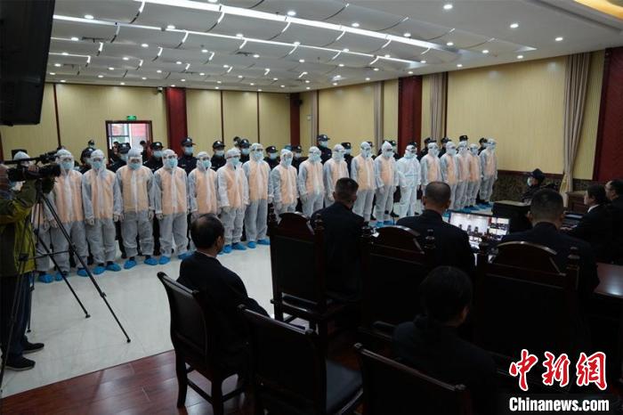 广西南宁严打涉偷渡犯罪23人集中受审并获刑