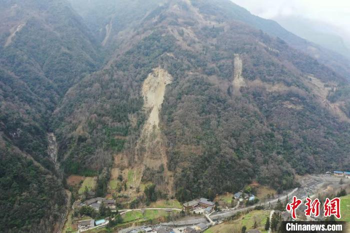 四川北川青片乡突发山体崩塌43人提前转移零伤亡