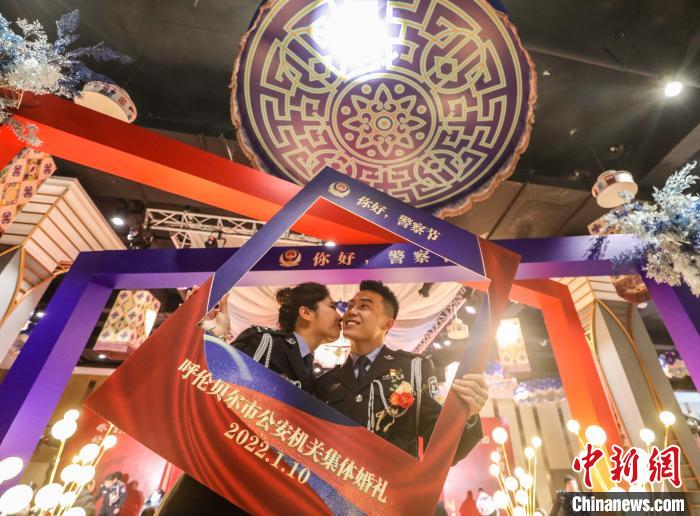 图为婚礼现场的水明星和卫亚新。 吕昊俊 摄