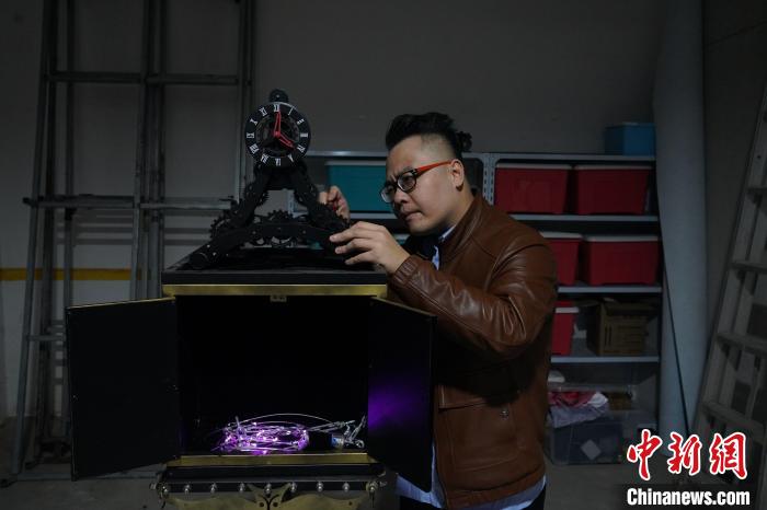 秦国平在制作魔术道具。 甘贤 摄