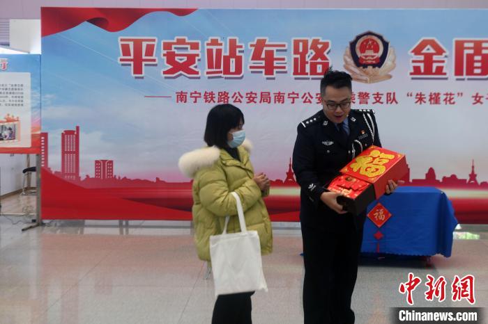 秦国平用自制的魔术道具表演魔术,与旅客互动。 蒋雪林 摄