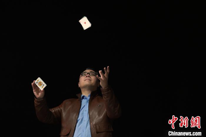 秦国平在自己的工作室内练习魔术。 甘贤 摄