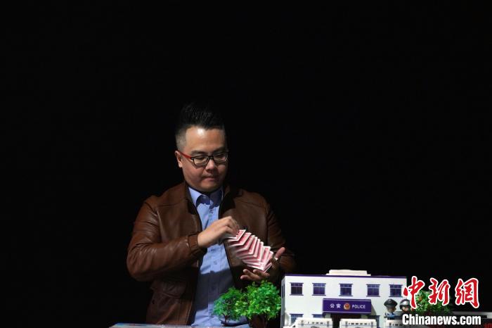 秦国平在自己的工作室内练习魔术。 甘贤 摄