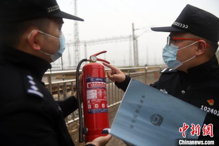 秦国平(右)和同事一起检查南宁动车所的消防设施。 蒋雪林 摄