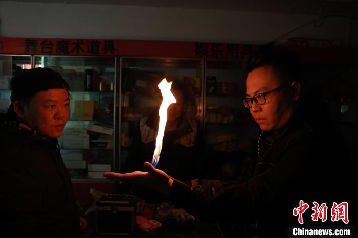 秦国平与同行切磋魔技艺。 甘贤 摄