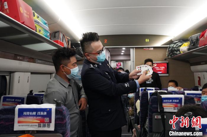 这个警察是玩魔术好手也可以用魔术抓获犯罪嫌疑人