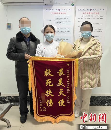 һ���ӵ���վ�ε��ݿ�·��Ů��ʿ�������