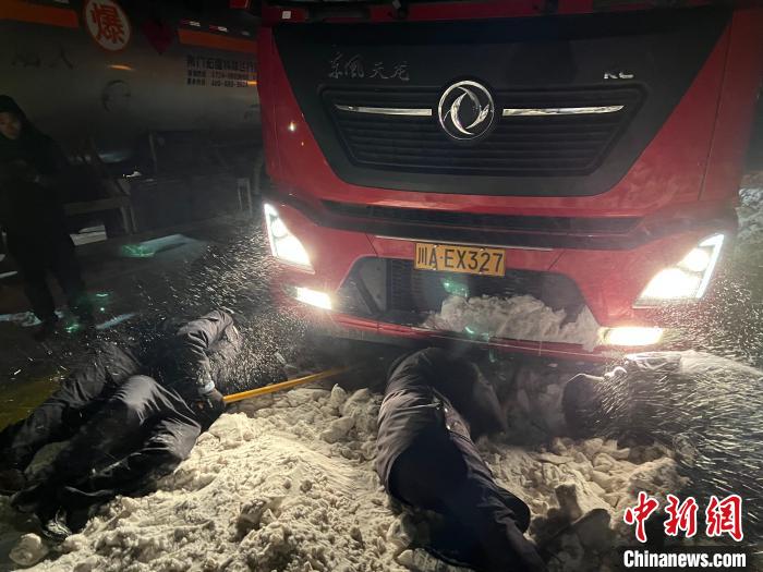 �ຣ������ѩ��6Сʱ��Ԯɽ����ʧ����Ա