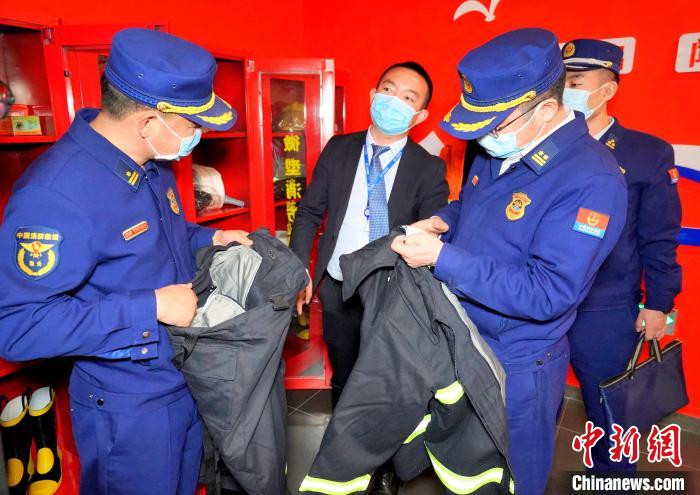 ͼΪ����ִ����Ա���̳�΢������վ�䱸���Ľ��м�顣�������� ��