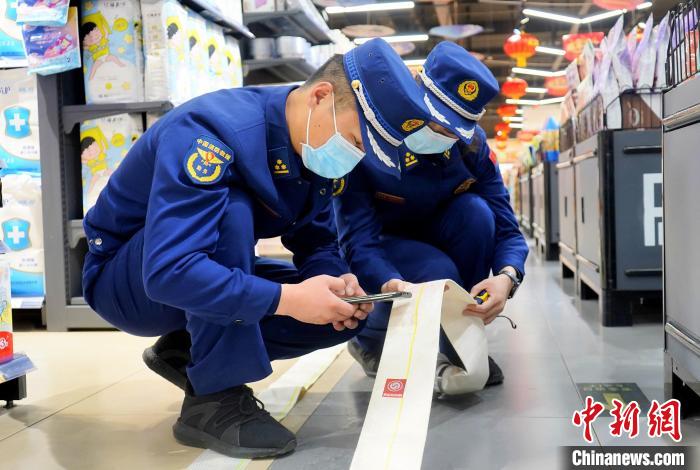 ͼΪ����ִ����Ա������ˮ��3C��֤���г�顣������� ��