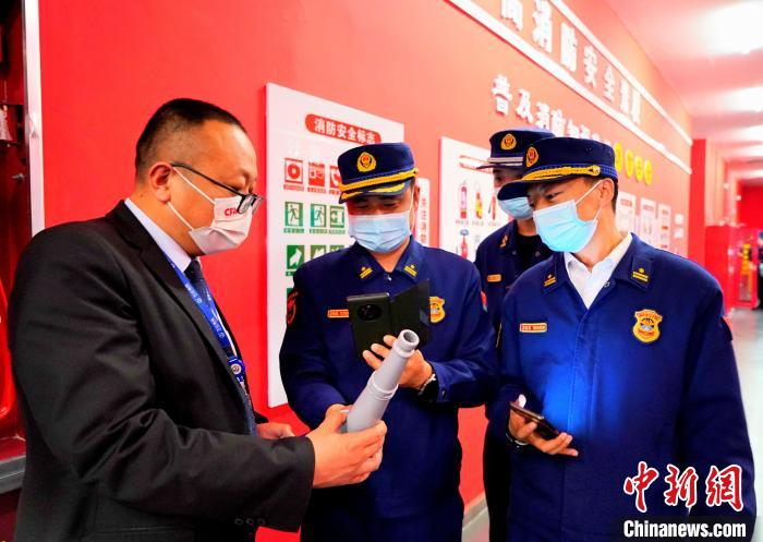 ͼΪ����ִ����Ա������ˮǹ���м�顣�������� ��