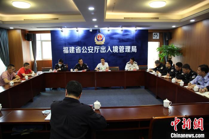 图为收网领导小组召开收网行动部署会。 周荣宝 摄