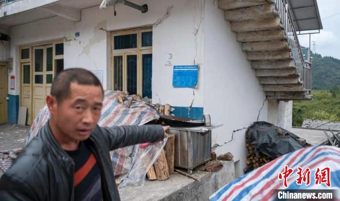 民房墙体开裂。 刘忠俊 摄