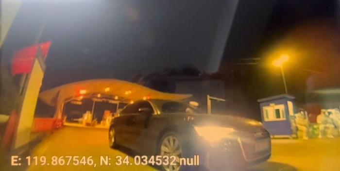 江苏滨海一对夫妻逃避防疫检查翻高速护栏换车回家被警方查处