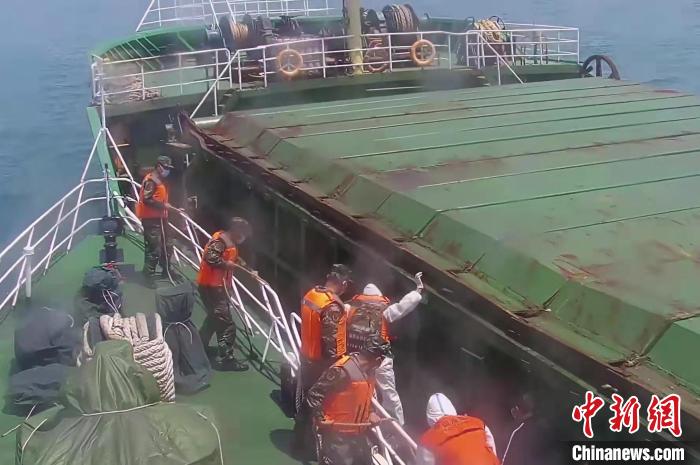 图为海警执法员跳帮登临嫌疑船只。 欧劲松 摄