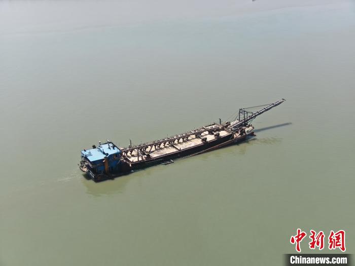 图为涉嫌非法盗采海砂案的涉案船舶。 欧劲松 摄