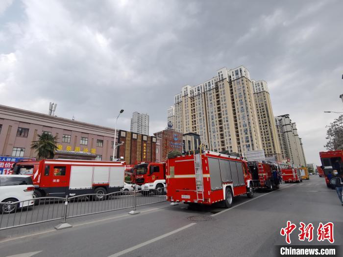 图为事发地门前道路上停放的消防救援车。 刘鹏 摄