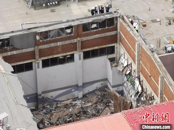 图为事发游泳馆坍塌处。 刘鹏 摄