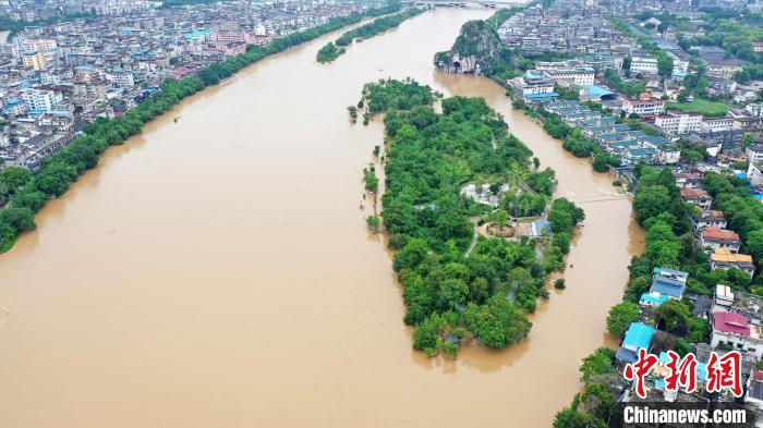 图为航拍漓江虞山桥段。 杨宗盛 摄