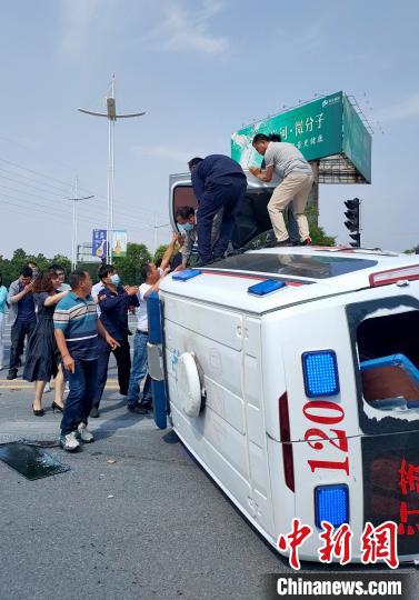 救护车侧翻多人被困辅警徒手掰车门救人