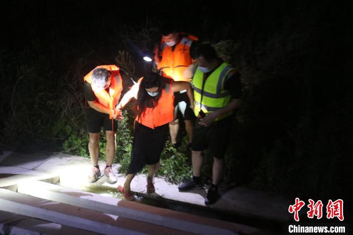 海警救回2名被困游客。 芮睿 摄
