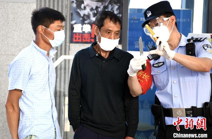 制作动漫宣传片、设提示牌各地铁警开展宣传教育加强安检查危