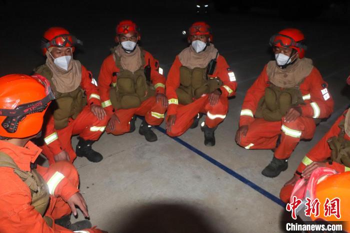 图为演练现场,布置任务。 罗士鑫 摄