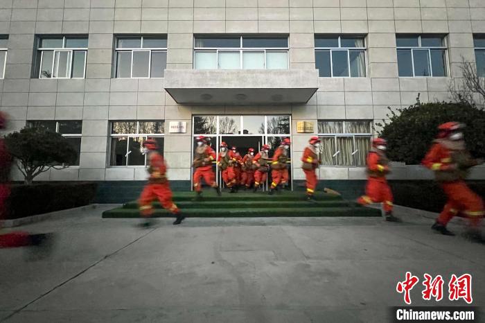 拉萨市森林消防大队快速反应。 罗士鑫 摄