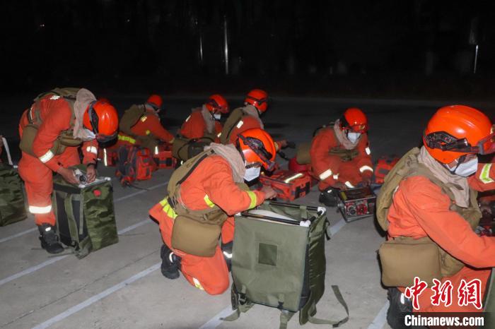 厉兵秣马拉萨森林消防组织冬春防灭火拉练