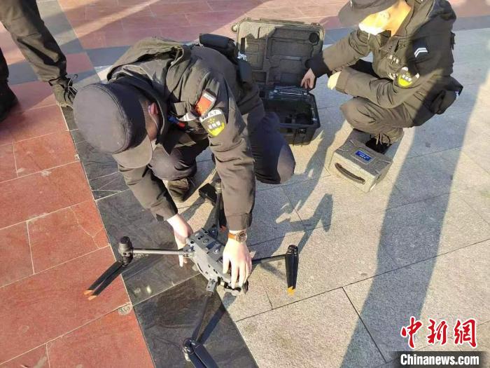 云州警方操作无人机。　大同市新闻中心供图