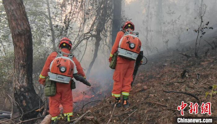 ͼΪ11�����磬������Ԯ��Ա���ڻ𳡴���ȼ�㡣�����ҿ� ��