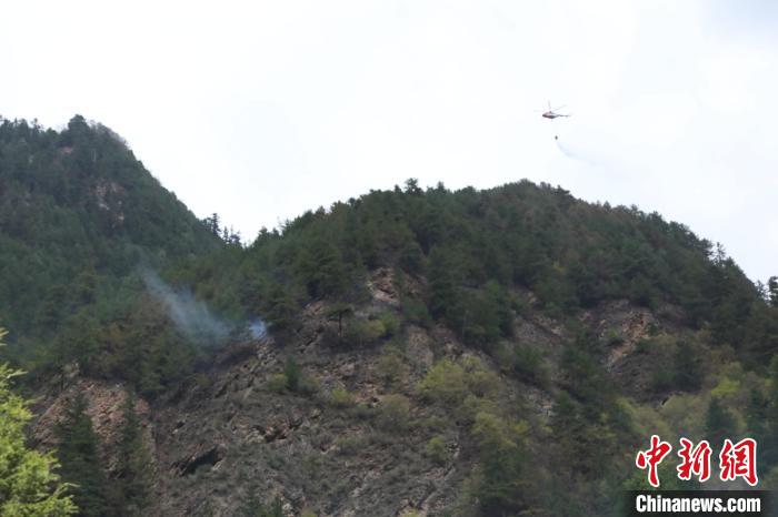 在九寨沟县黑河镇羌活沟火场,四川省应急厅和省森林消防总队联合指导组调集直升机进行空中吊桶灭火 曾鹏 摄