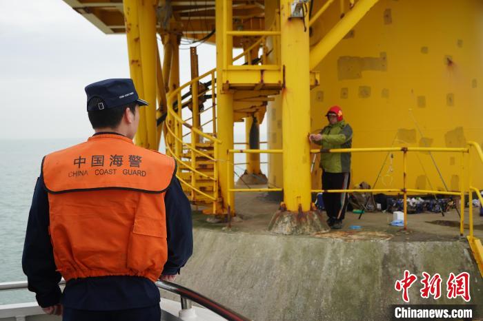 非法海钓现场情况。　上海海警局供图