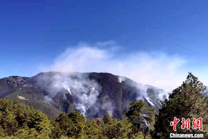 四川木里森林火灾已投入近千人扑救