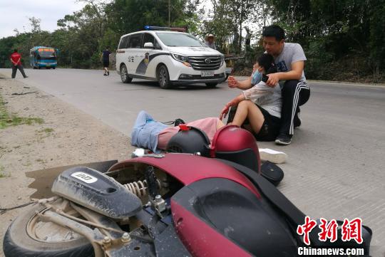 民警外省出差途中为伤者当人肉“靠背”:半小时没敢动