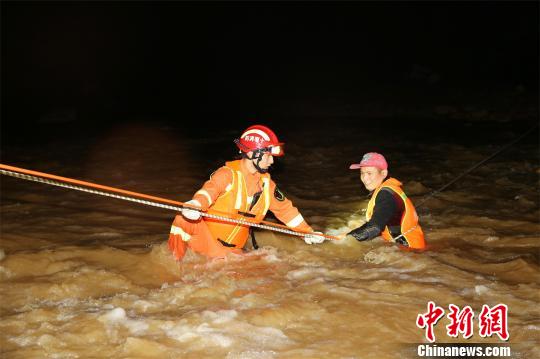 救援现场 蒋锋 摄