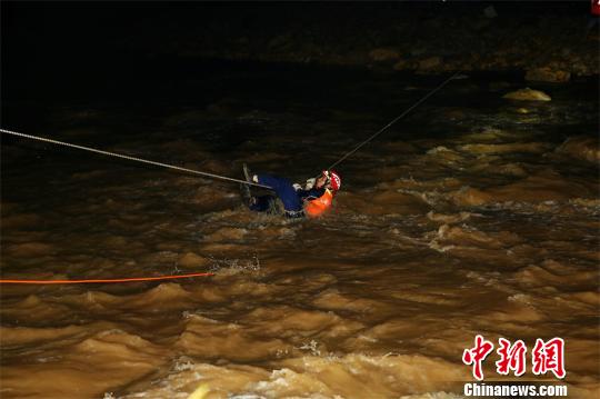 湖北十堰:三人遭洪水围困无人机辅助救援