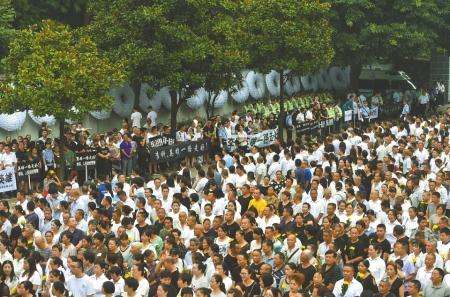 家人送别牺牲民警。图片来源:华西都市报
