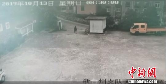 浙江大陈岛老垦荒队员“闯”进派出所放下一袋“感恩”