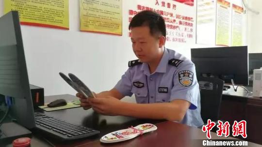 图为:大陈岛老垦荒队员高阿莲给民警周旭坚送来的鞋垫。椒江供图