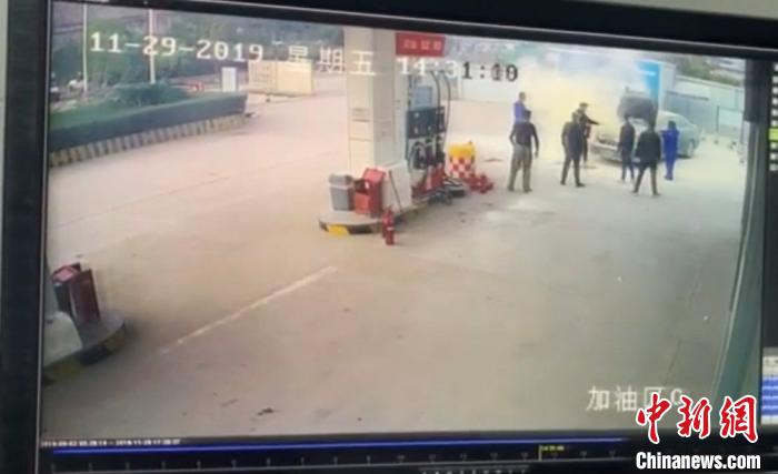 浙江温州一车辆在加油站发生自燃热心市民积极救援