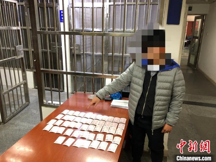 深圳站派出所在某票务中心查获的违规囤积车票 赵雅婷 摄