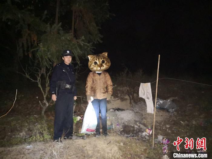 小伙生活失意露宿荒山成“野人”民警寒冬暖心救助