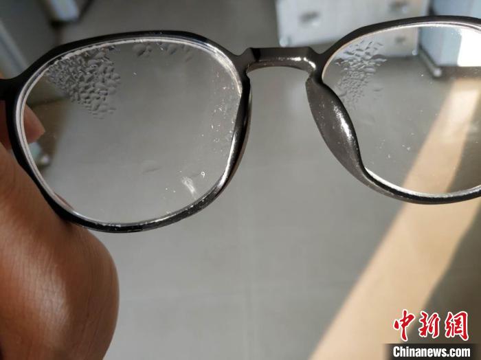 汗水布满了眼镜和衣服内外。 江苏省疾控供图 摄