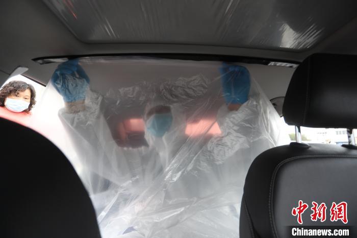 上海网约车穿上透明“隔离服”防飞沫传播。 张亨伟 摄