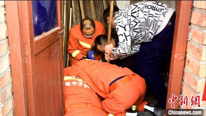 消防员找来耙子和钩子,实施第四种救援方案。 梁栋 摄