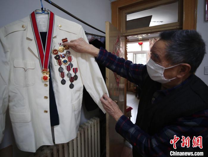 陈运时老人展示自己获得的军功章。 胡耀杰 摄