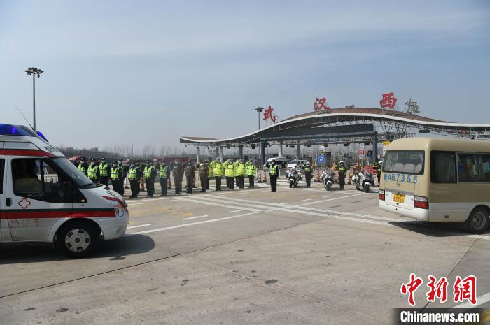 图为,武汉警方列队欢送医护人员 武龚萱 摄