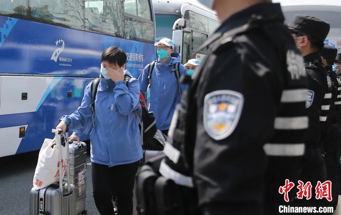 武汉警方以最高礼遇送别支援该市医疗队
